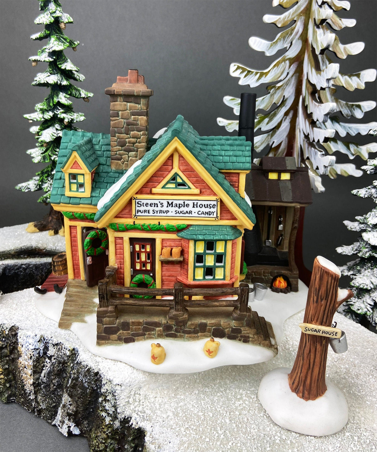 Crowntree Inn Christmas Village House by Dept 56. Illuminated Dickens Village Series. Made in Taiwan. Christmas Village/Diorama.