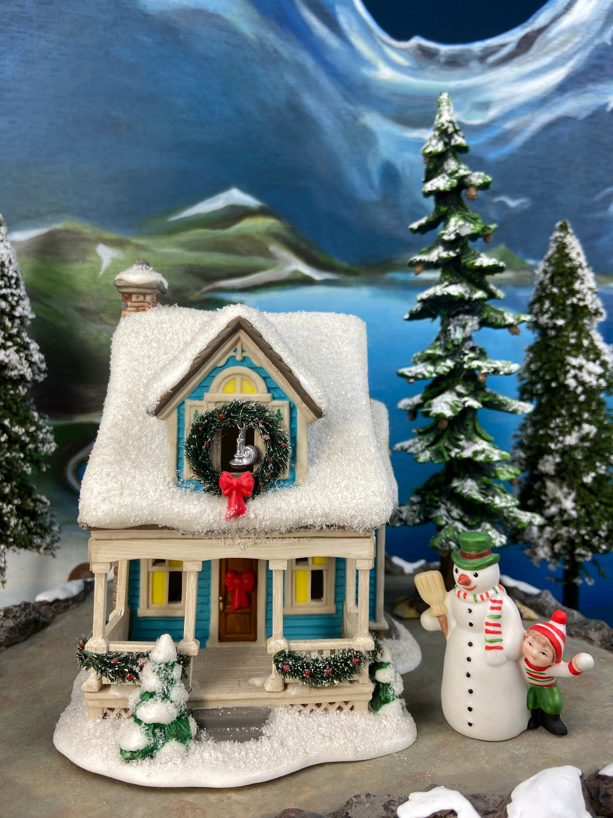 The City Globe Publishing by Department 56. Illuminated Christmas Village House. Christmas in the City Series. Hand-Painted Porcelain.