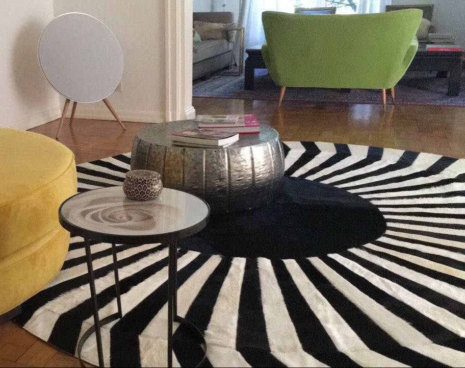 JAPAN SUN – Round Cowhide Rug in Black and White for Trade Professionals