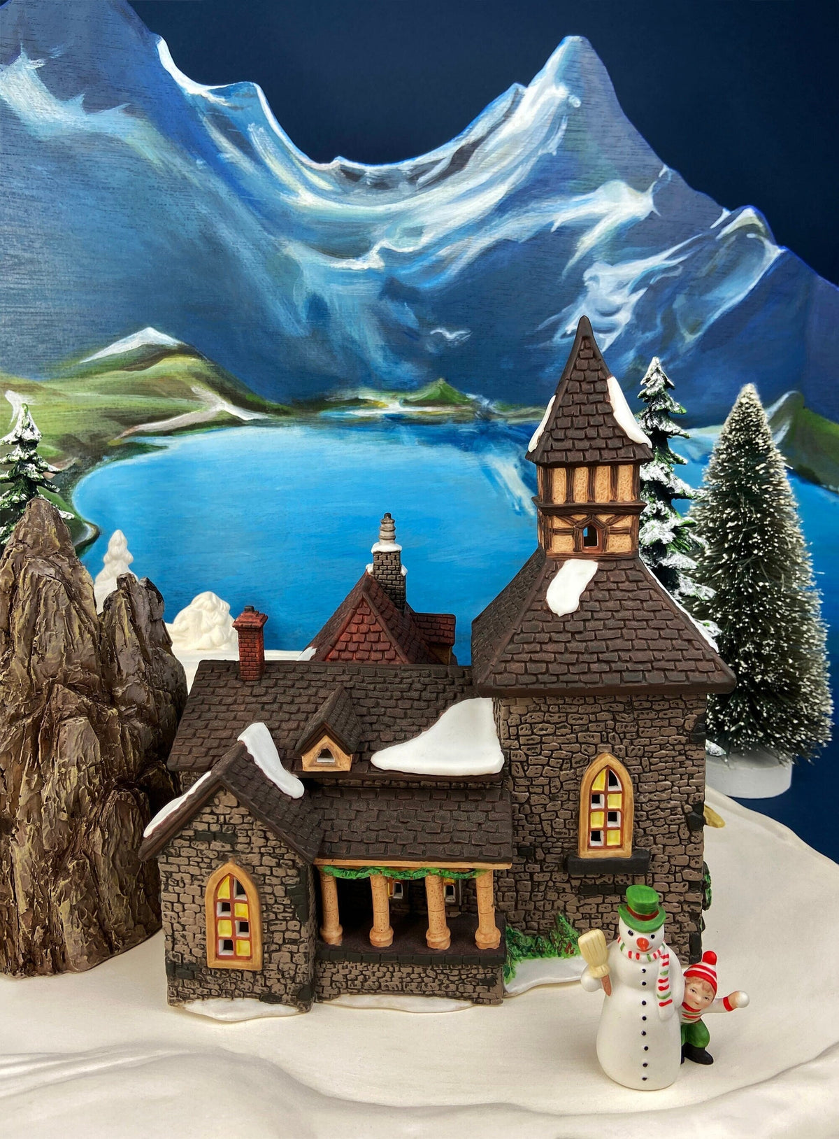 Crowntree Inn Christmas Village House by Dept 56.  Illuminated  Dickens Village Series. Made in Taiwan. Christmas Village/Diorama.