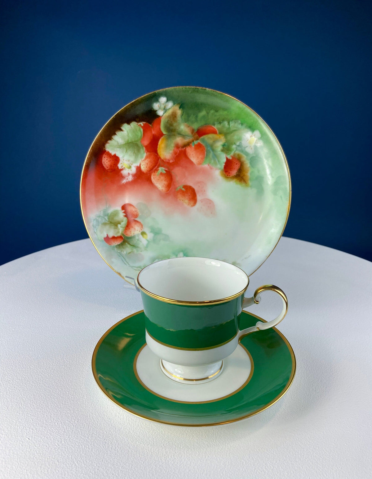 Antique Dessert Plate with Hand-Painted Strawberries. Hutschenreuther Porcelain, 1914. Modern Farmhouse, French Country. Collectible.