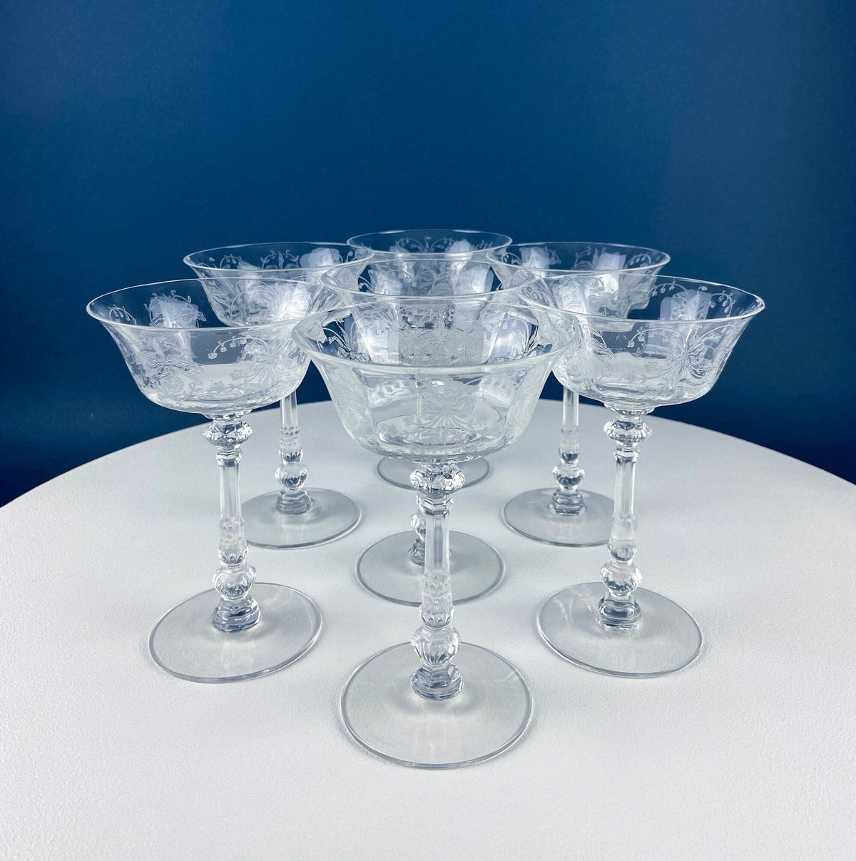 Daisy Motif Wine Goblets. Set of 5 Timeless Glasses. Dining Room Table Decor. Modern Farmhouse. Collectible Glassware. Gift for Him or Her.