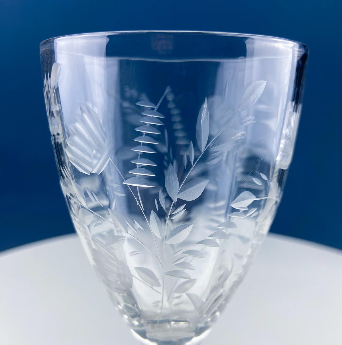 Daisy Motif Wine Goblets. Set of 5 Timeless Glasses. Dining Room Table Decor. Modern Farmhouse. Collectible Glassware. Gift for Him or Her.