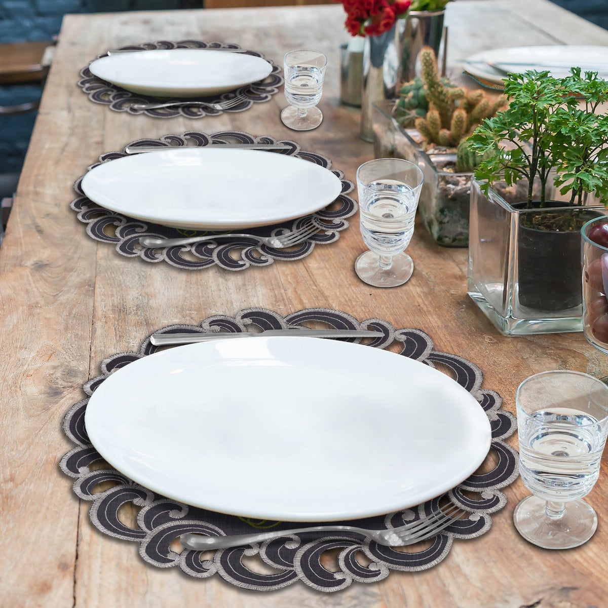 Gray Round Placemats – Aurora Charm, 15 Inch