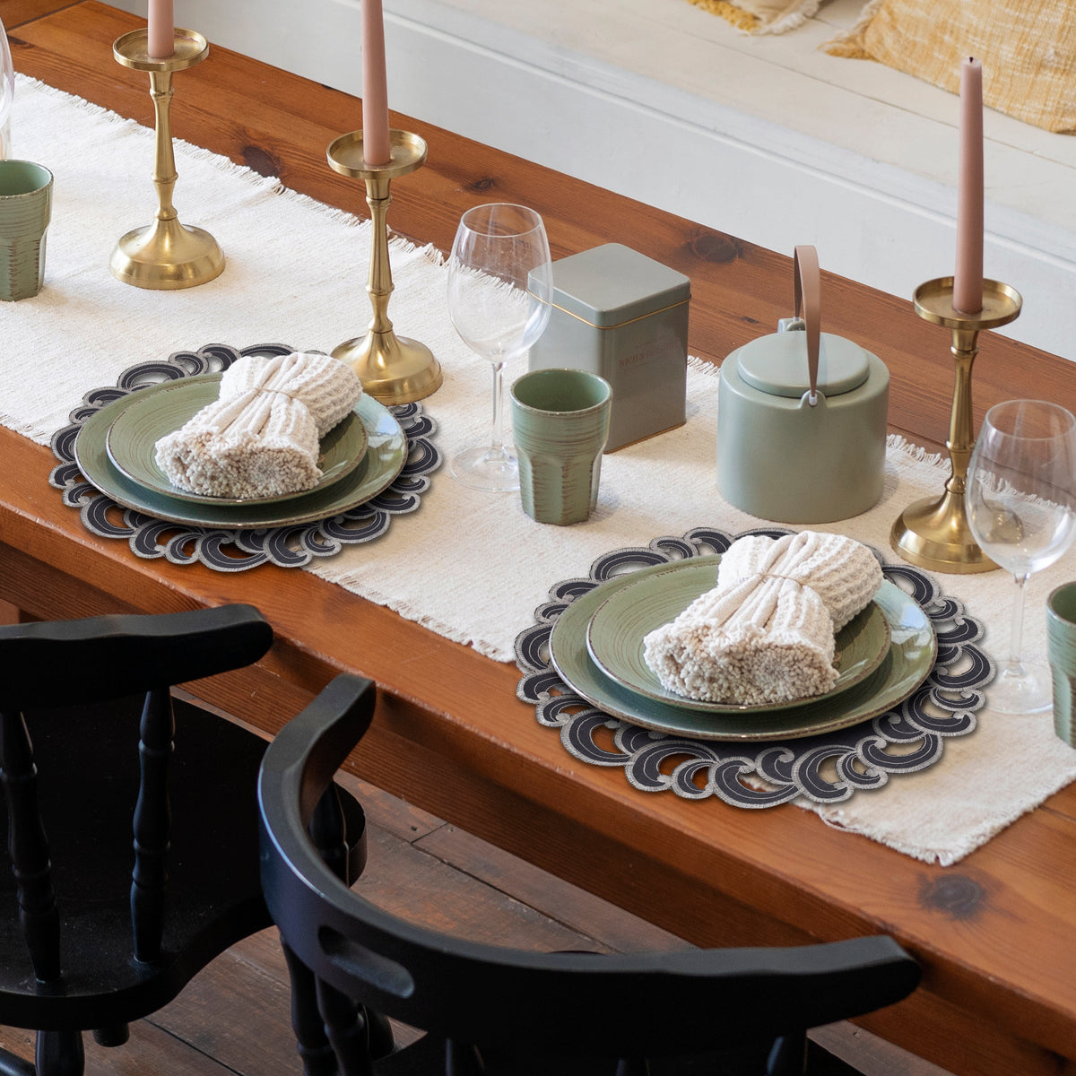 Gray Round Placemats – Aurora Charm, 15 Inch