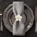 Floral Radiance – Napkin Rings in Gold White Flower Design, Luxurious Decorative Dining Table Décor