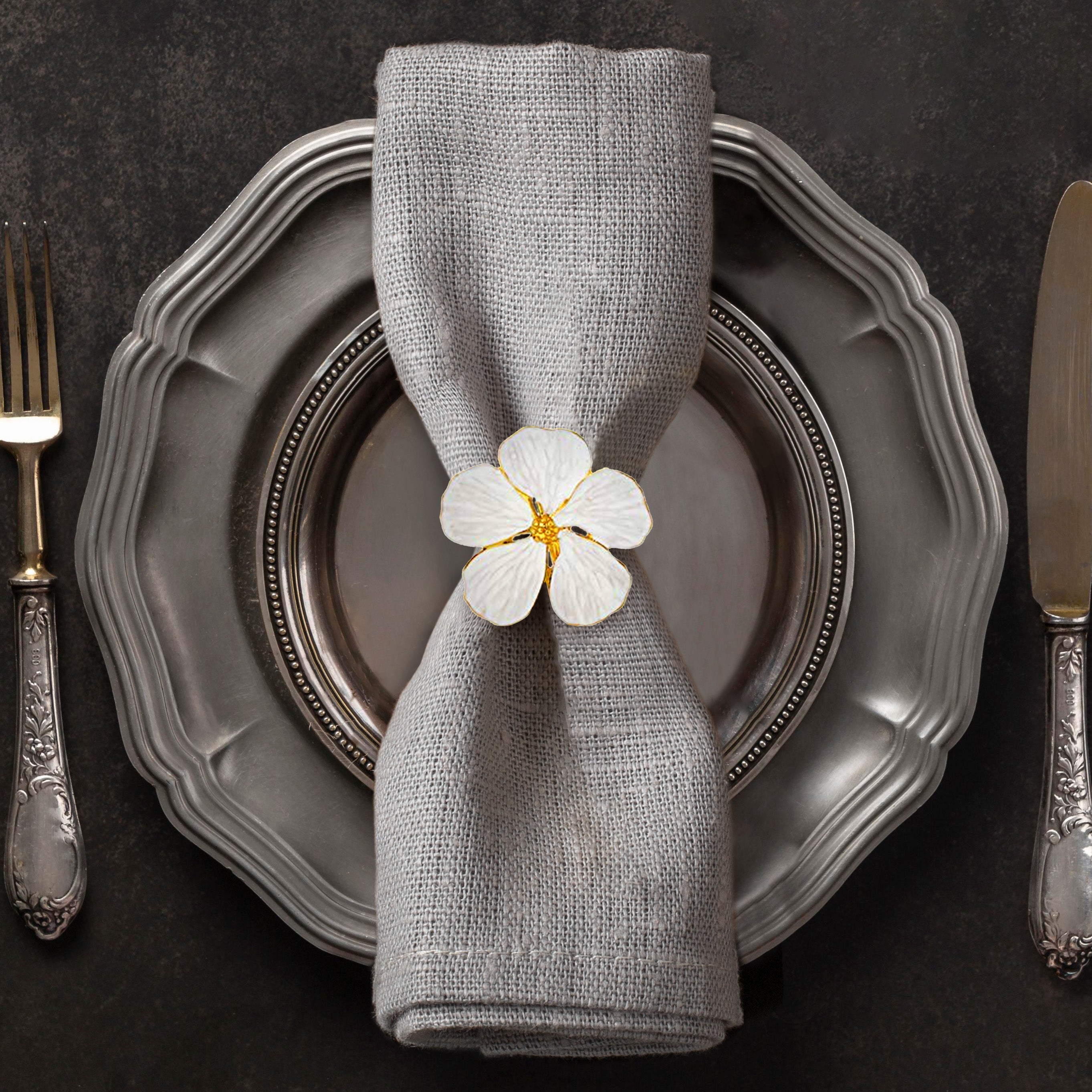 Floral Radiance – Napkin Rings in Gold White Flower Design, Luxurious Decorative Dining Table Décor