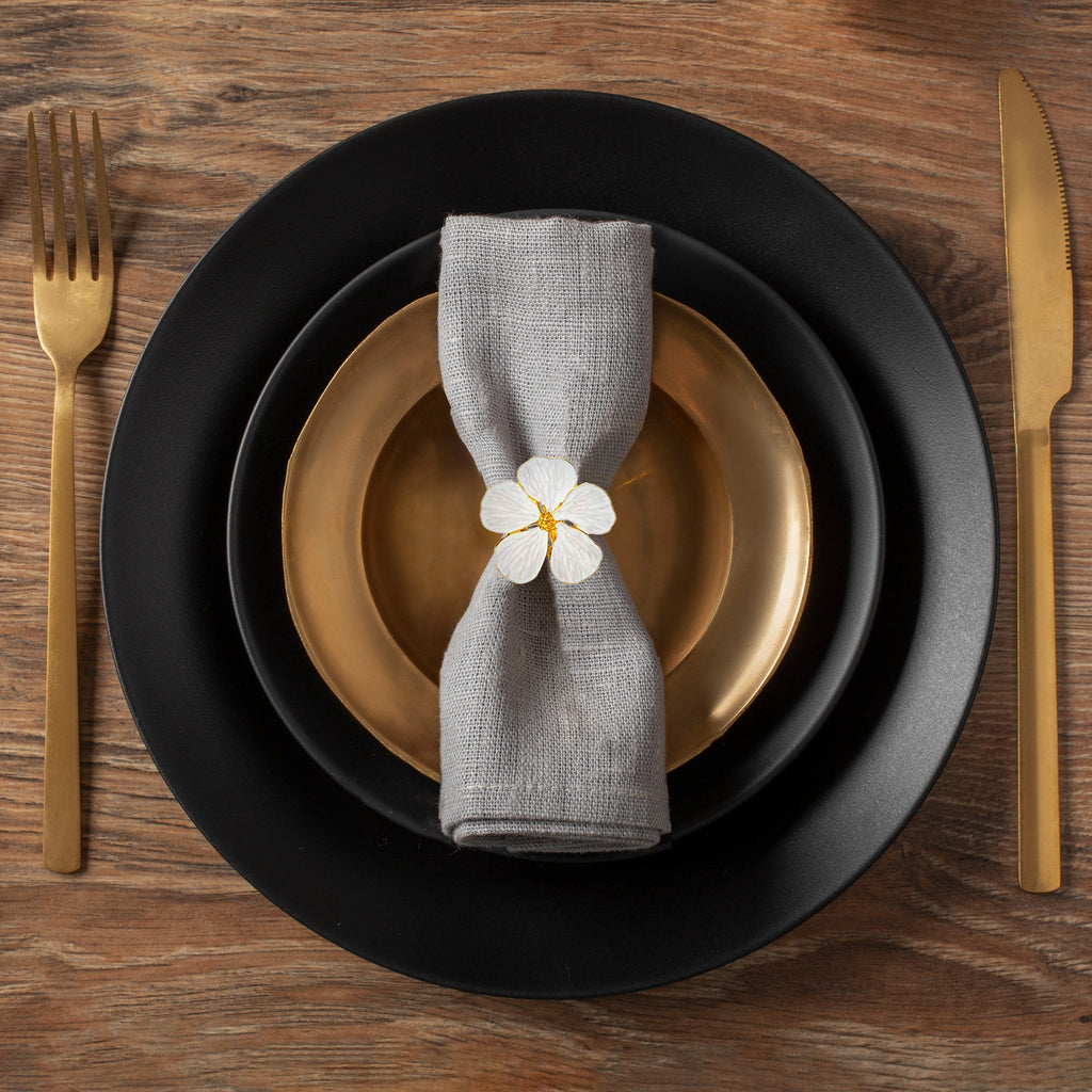 Floral Radiance – Napkin Rings in Gold White Flower Design, Luxurious Decorative Dining Table Décor